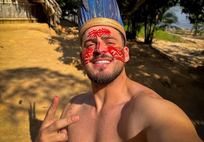 Influenciador Jon Vlogs pode receber multa milionária do Ibama após banho com pirarucus no Amazonas; veja o vídeo