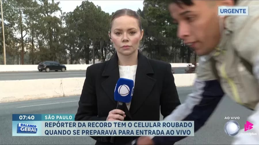 VÍDEO: Repórter da Record tem celular roubado durante entrada ao vivo