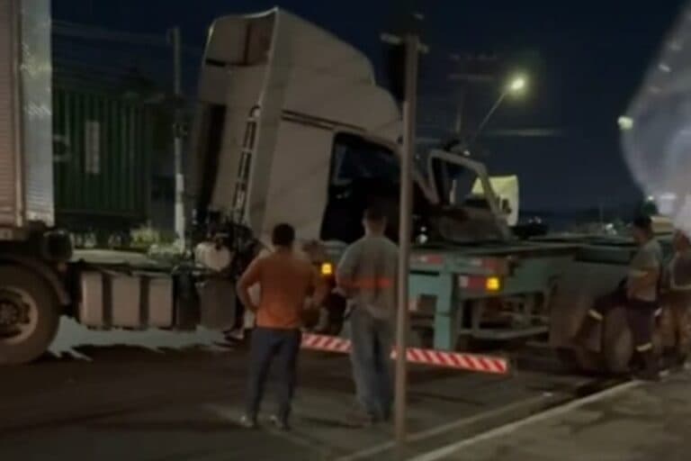 Acidente entre carretas bloqueia via no Distrito Industrial
