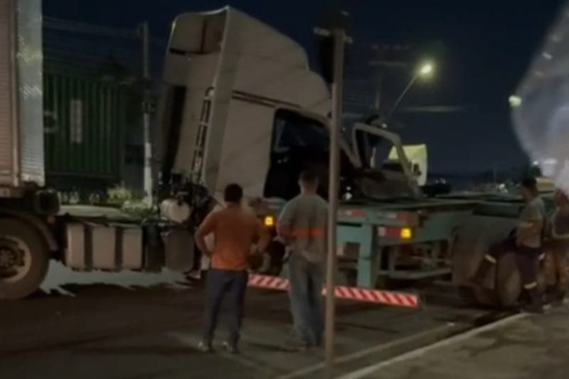 Acidente entre carretas bloqueia via no Distrito Industrial