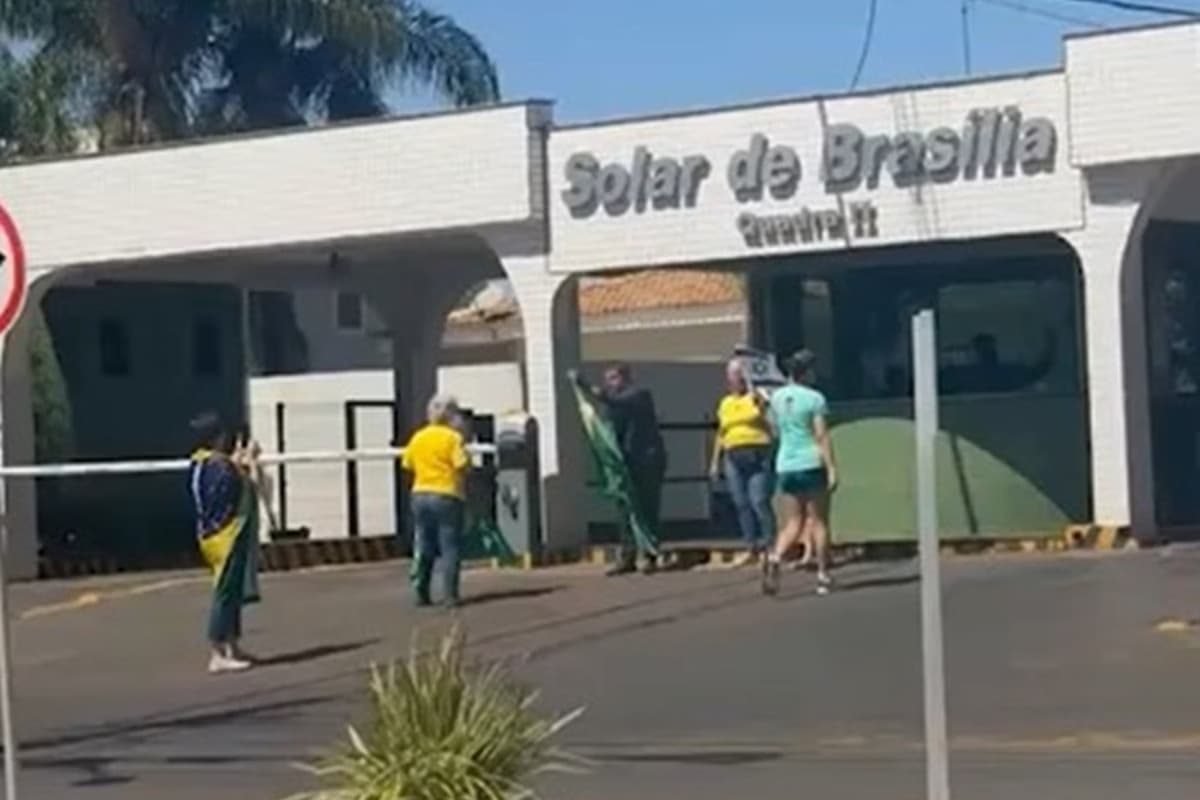 Bolsonaro recebe visitas de Dia dos Pais; grupo pede anistia na frente do condomínio dele