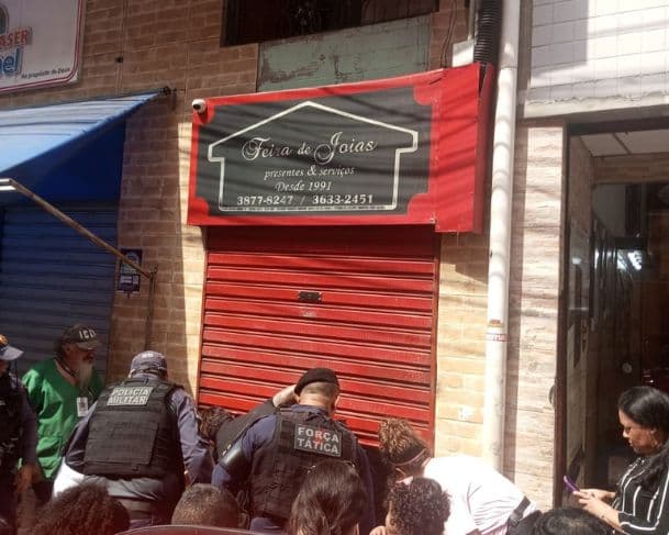 Assaltante morre após troca de tiros em joalheria no Centro de Manaus