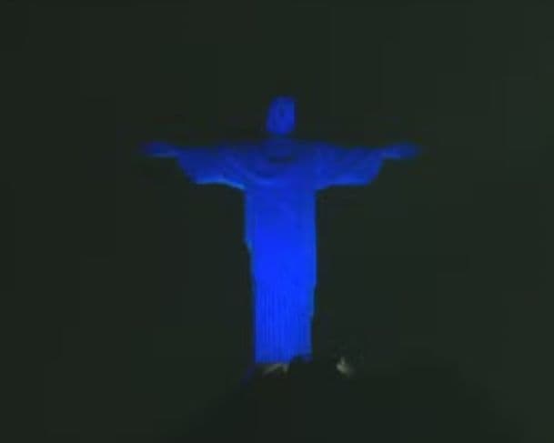 Cristo Redentor recebe iluminação azul em homenagem aos 100 anos do Grupo Globo