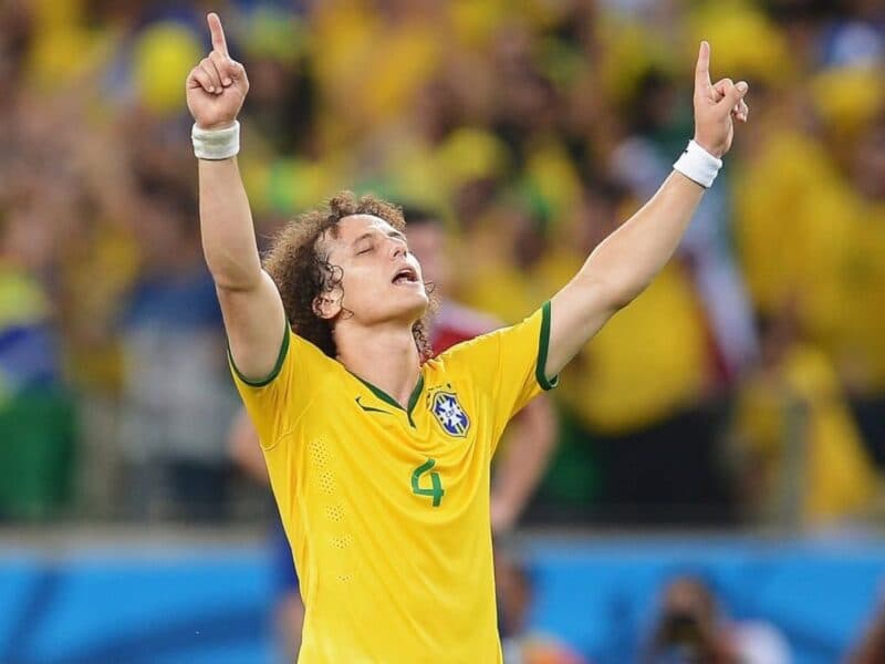 David Luiz, ex-Seleção, é acusado por modelo de sugerir trisal; amiga confirma versão