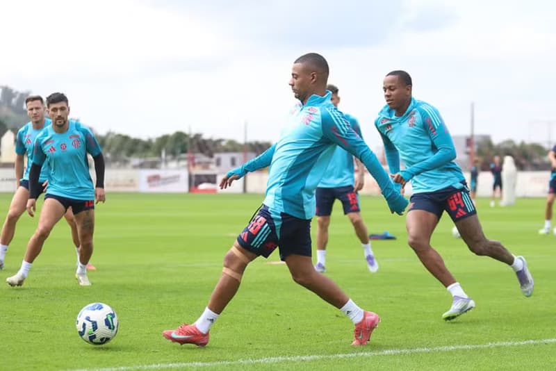 Flamengo: De la Cruz é opção contra o Inter, mas Royal está fora