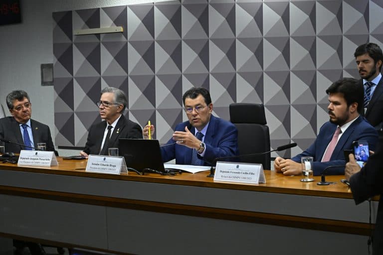 Eduardo Braga nega aumento das tarifas de energia e “ataca” palanqueiros e lobistas