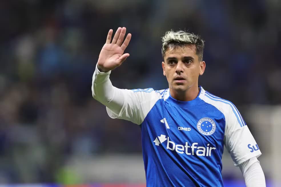 Fagner sofre fratura na perna e deixa o Cruzeiro desfalcado