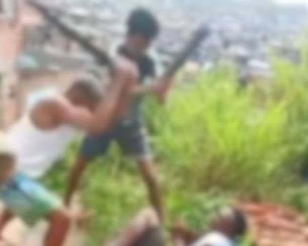 Crueldade: vídeo mostra homem sendo espancado por grupo em matagal de Salvador