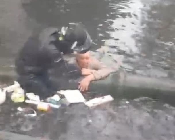 Idoso é resgatado por populares durante fortes chuvas em Santos