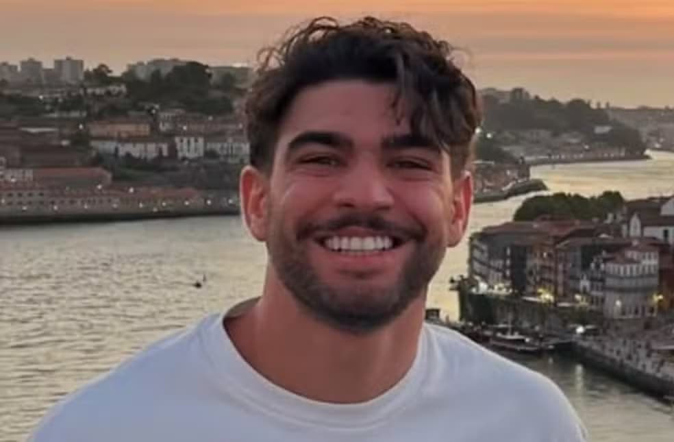 Brasileiro morre após cair do 3º andar de prédio durante férias em Ibiza