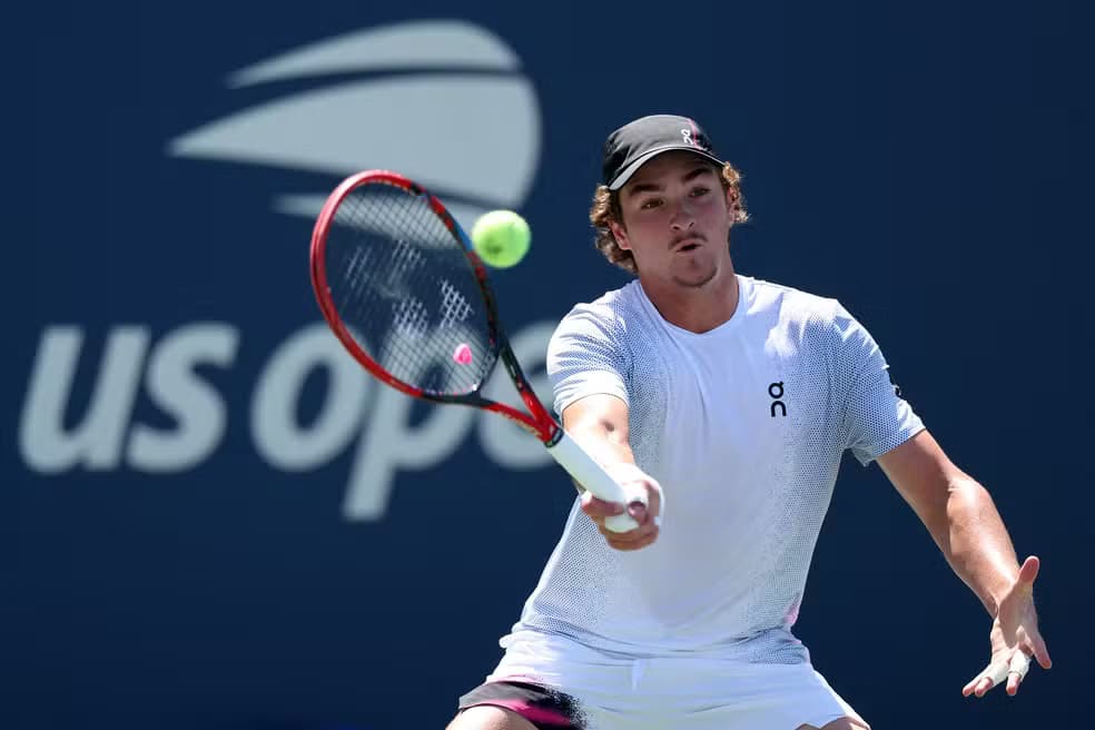 João Fonseca supera desconforto e vence na estreia do US Open