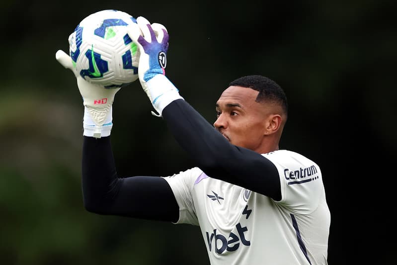 Botafogo anuncia a venda do goleiro John ao Nottingham Forest