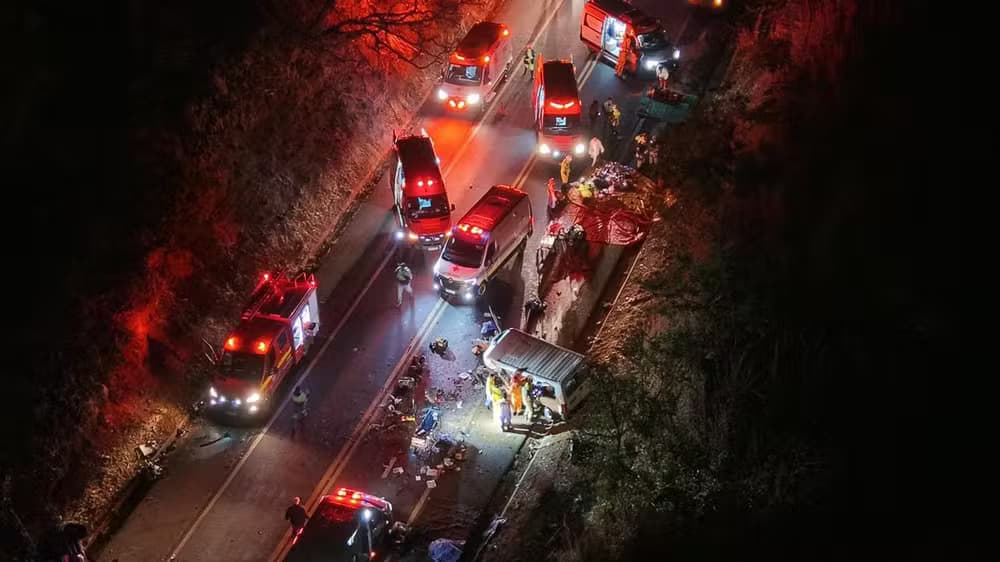 Acidente entre carro e van em rodovia de MG deixa 4 mortos e 16 feridos