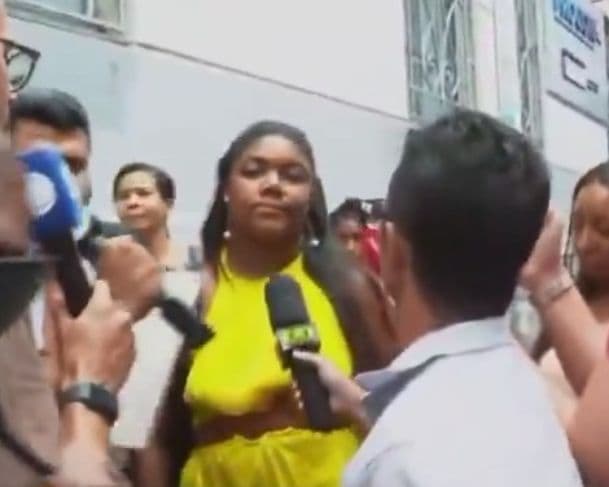 Vestido de Raquel Brito arrebenta na saída de delegacia