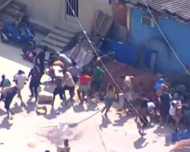 Multidão saqueia carne dentro de blindado no Rio de Janeiro