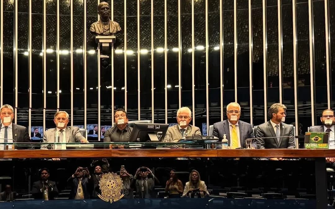 Ainda em protesto, 14 parlamentares da oposição revezam ocupação no Senado