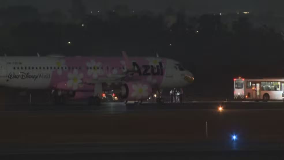Avião da Azul faz pouso de emergência após bilhete no banheiro com aviso de bombas; entenda o caso