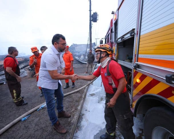 Wilson Lima acompanha trabalho dos Bombeiros no combate a incêndio em Manaus: “Bravos guerreiros”