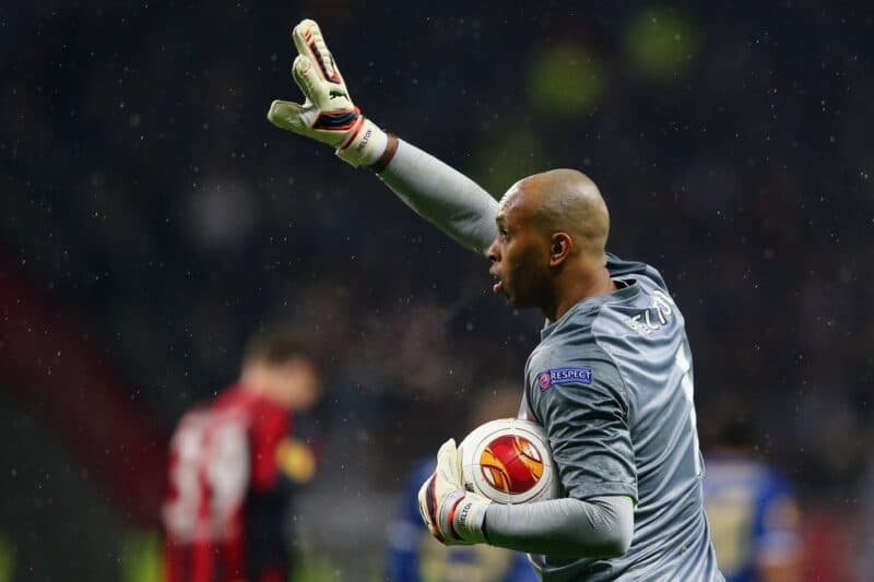 Ex-goleiro Helton depõe por posse ilegal de arma em Portugal