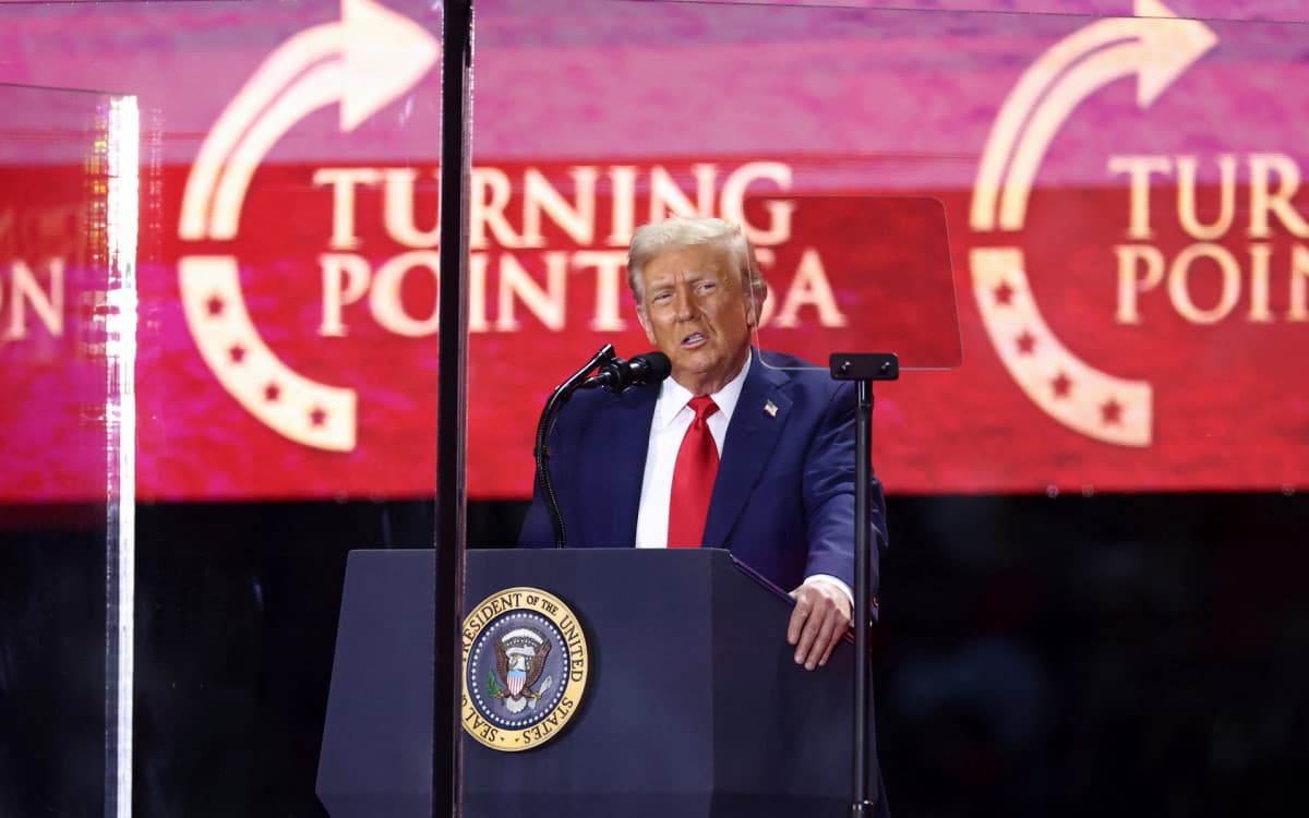 Trump homenageia Charlie Kirk em cerimônia no Arizona e chama ativista de “mártir”