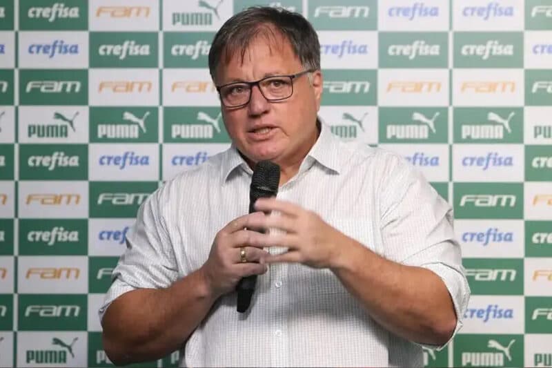 Diretor do Palmeiras critica gramado e rebate Rogério Ceni