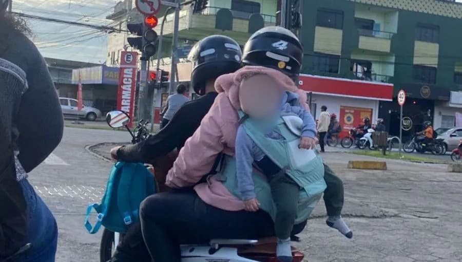 Dupla em motocicleta transporta bebê em mochila e é filmada em SC