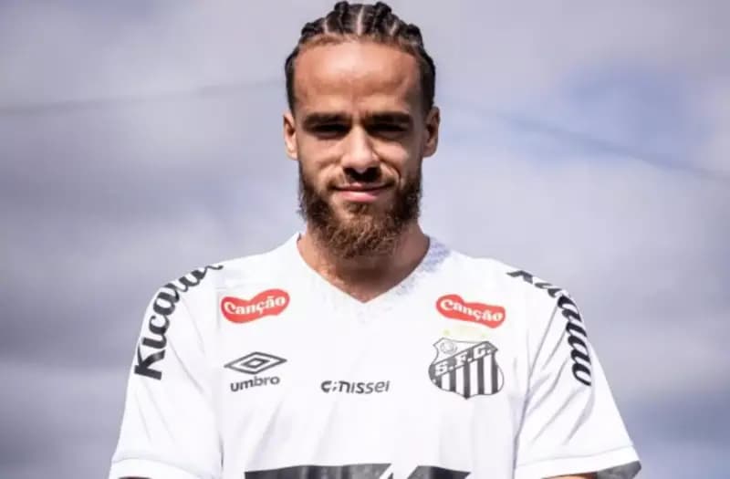 Santos apresenta Brahimi, e o jogador argelino menciona Neymar e Pelé