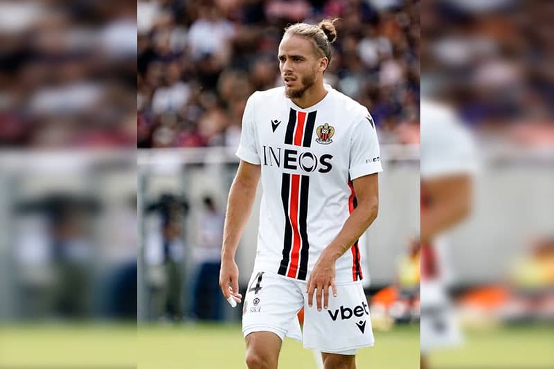 Brahimi chega ao Brasil e faz exames médicos antes de assinar contrato com Santos