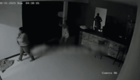 Traição viraliza nas redes: mulher flagra marido com amante e parte para o ataque com vassoura