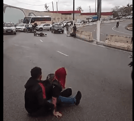 Óleo na pista provoca acidente com três motos em Manaus; vídeo