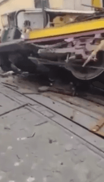 Turista suíça salva filho ao jogá-lo do bondinho momentos antes de colisão em Lisboa