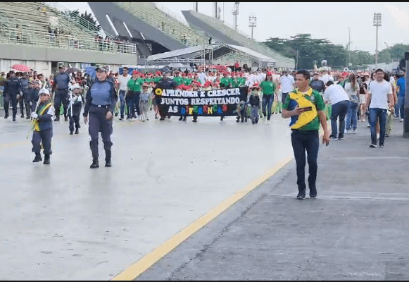 Desfile cívico reúne 4 mil alunos em celebração à Elevação do Amazonas