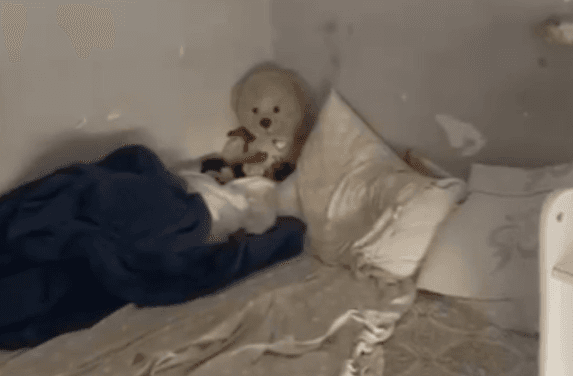 Criança de 6 anos é resgatada de cárcere onde assistia pornografia