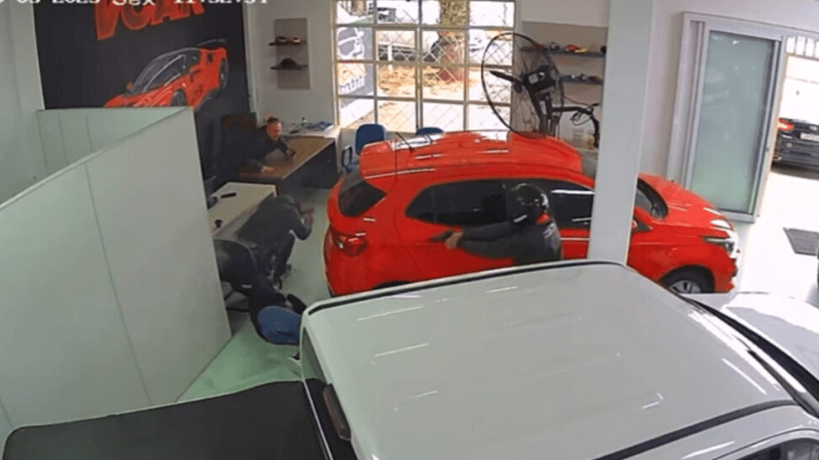 Homem é morto a tiros em loja de carros em Foz do Iguaçu; câmera registra crime