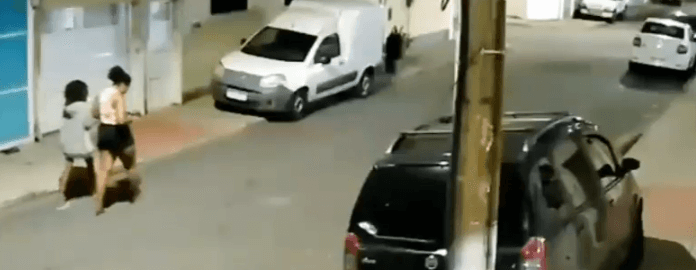 Celular pega fogo durante caminhada e deixa mulher e criança feridas