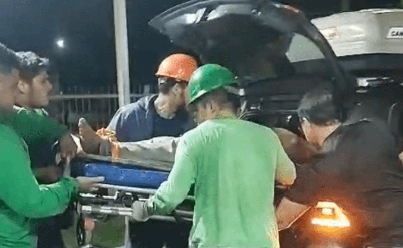 Motorista morre imprensado em madeiras após caminhão tombar no Amazonas