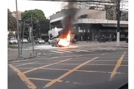 Carro pega fogo próximo a posto de combustíveis em Manaus; vídeo
