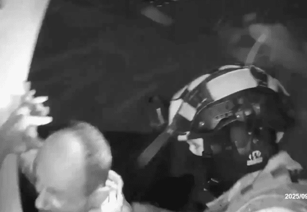 Pai em surto é contido com choque por fazer família refém em hospital