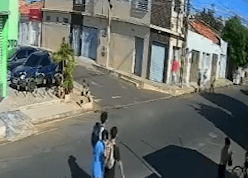 Motociclista é arremessado em colisão com carro em cruzamento