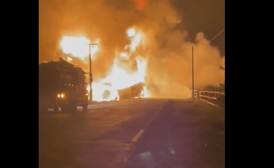 Carreta que transportava óleo de cozinha pega fogo na BR-319; vídeo