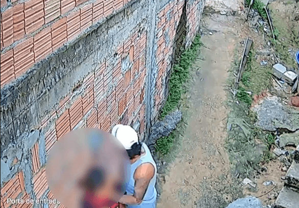 REVOLTANTE: Homem agarra criança e se masturba em beco em Manaus; vídeo
