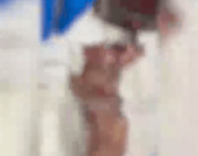 Mão de açougueiro é triturada em máquina de moer carne