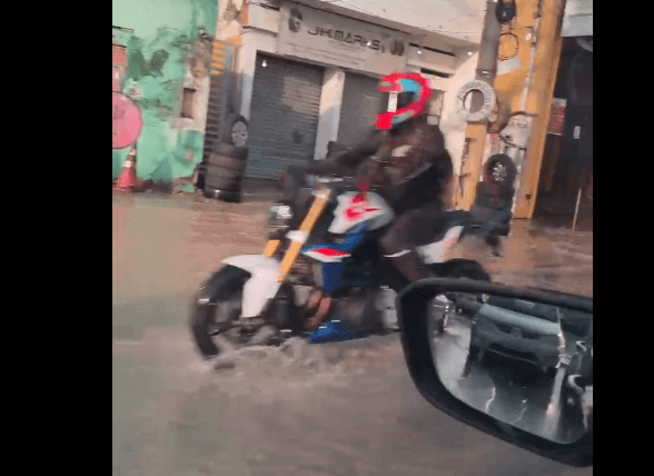 Rompimento de adutora deixa rua alagada e trânsito lento em Manaus; vídeo