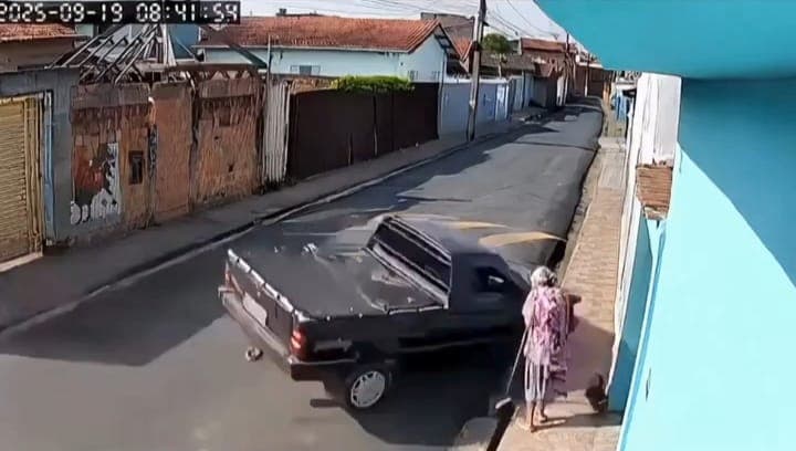 Idosa escapa por pouco de ser atropelada por picape desgovernada; veja vídeo