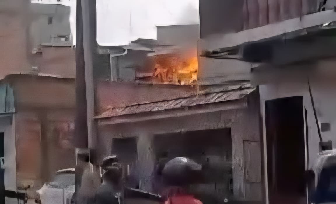 Casa é destruída por incêndio no bairro Compensa, em Manaus