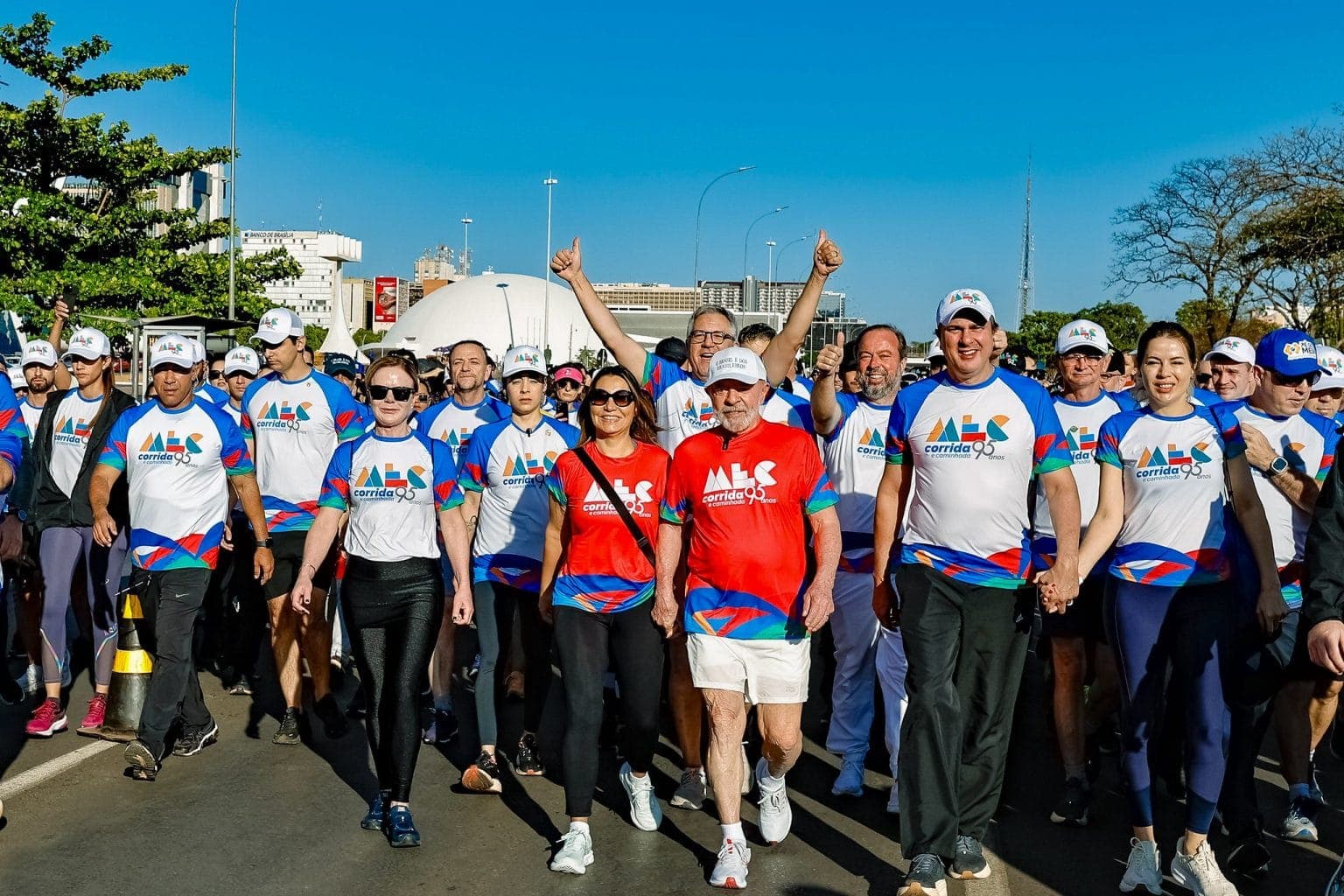 Lula participa de evento em celebração aos 95 anos do MEC: “Não tem motociata, tem caminhada de educadores”