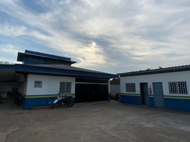 Mulher é presa por abandonar filho de 4 anos em casa sozinho