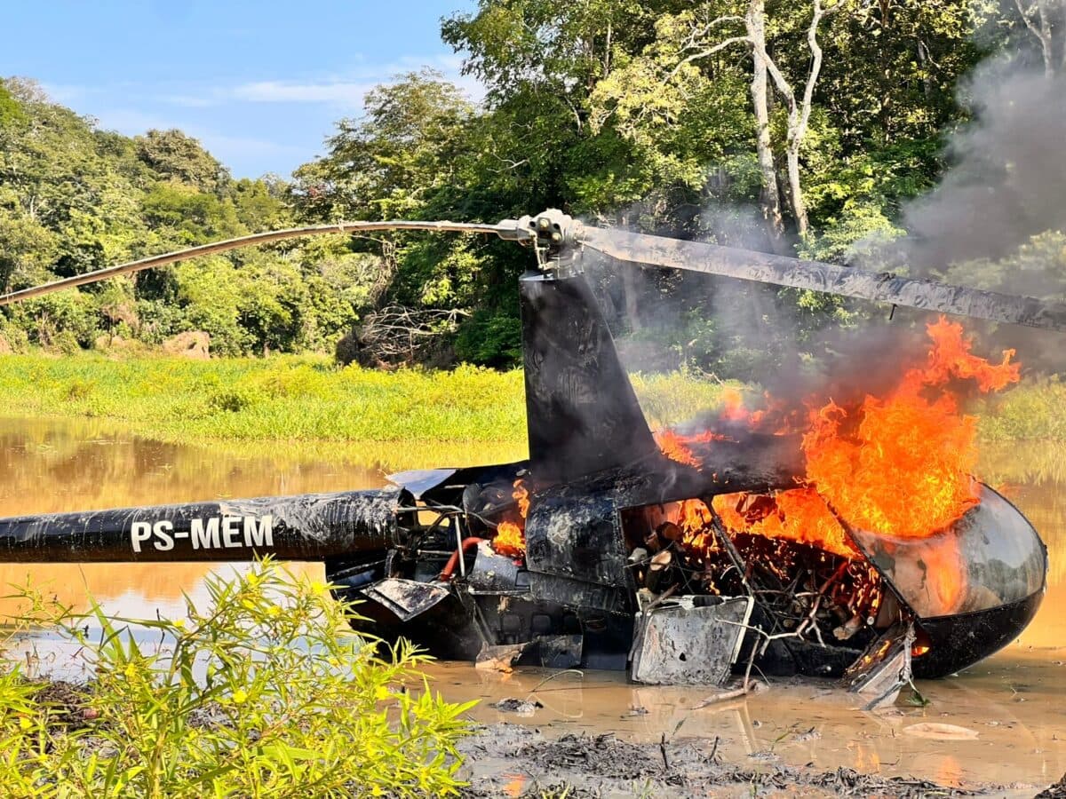 Helicóptero usado para transportar drogas é destruído pela polícia em Juruá