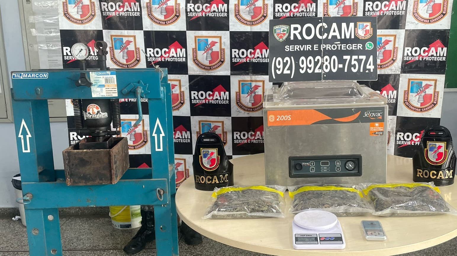 Máquinas de embalar drogas e pacotes de skunk são apreendidos em Manaus