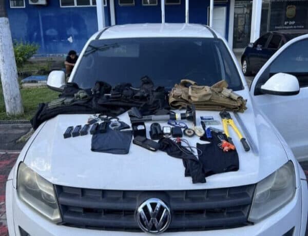 Investigadora suspeita de envolvimento em roubos se entrega à polícia em Manaus